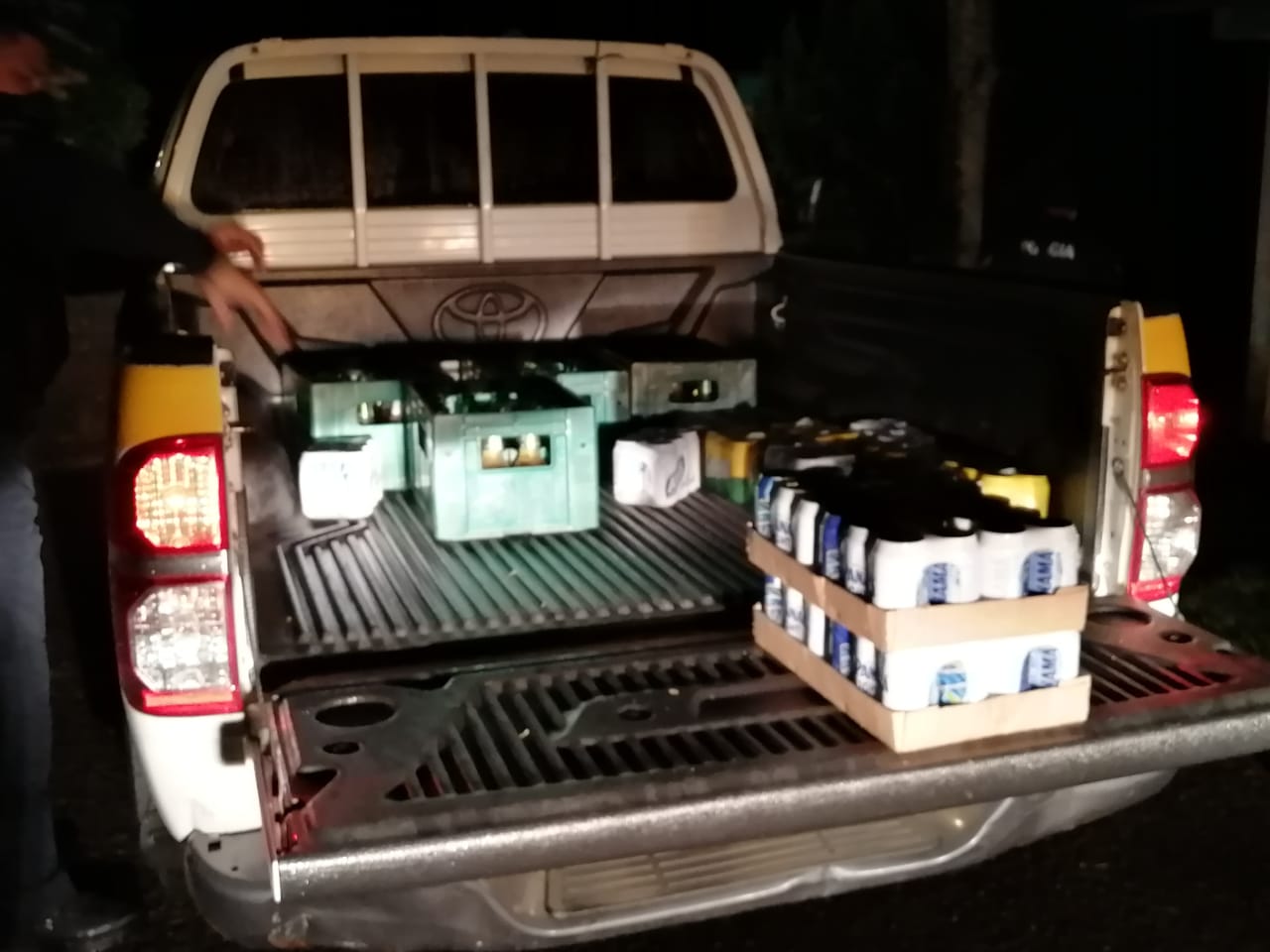 Durante el operativo, realizado por el funcionario municipal de Cumplimiento, Boris Gutiérrez y la Policía Nacional (PN), se decomisaron 40 cajas de cerveza.