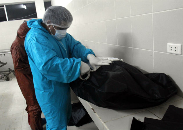 Un empleado de la morgue del Hospital Pampa de la Isla en Santa Cruz (Bolivia), prepara un cadáver. Fotos: EFE.