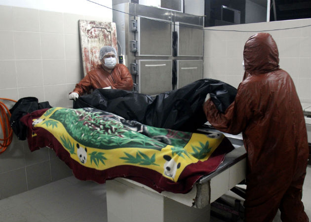 Un empleado de la morgue del Hospital Pampa de la Isla en Santa Cruz (Bolivia), prepara un cadáver. Fotos: EFE.