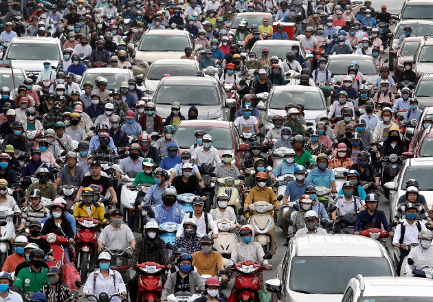 Hora pico en Hanoi, en mayo, cuando Vietnam empezó a relajar su cuarentena por el coronavirus. Foto / Kham/Reuters.