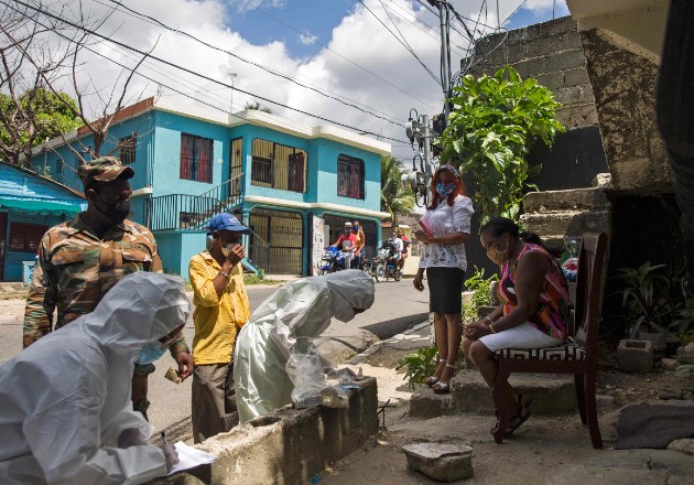 La reconstrucción en el Caribe ha sido retrasada por la llegada del coronavirus. Pruebas del virus en la República Dominicana. Foto / Erika Santelices/Agence France-Presse — Getty Images.
