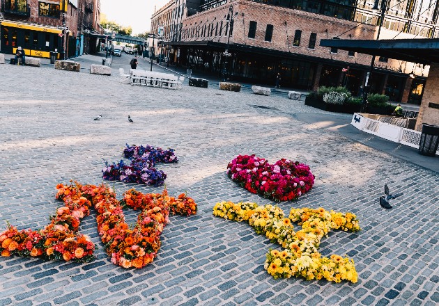 Lewis Miller ha colocado arreglos florales por toda la Ciudad para levantar la moral durante la pandemia. Foto / Nina Westervelt para The New York Times.