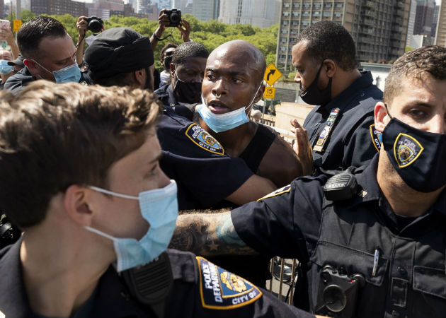 Manifestantes se enfrentaron a agentes policiales en Nueva York. Fotos. EFE.