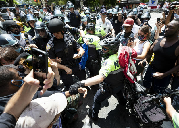 Manifestantes se enfrentaron a agentes policiales en Nueva York. Fotos. EFE.