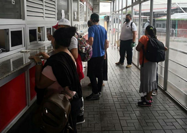 Nicaragüenses cuando pasaban el puesto migratorio en el paso fronterizo de Paso Canoas (Panamá). Fotos: EFE.