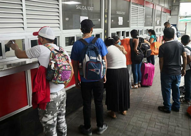 Nicaragüenses cuando pasaban el puesto migratorio en el paso fronterizo de Paso Canoas (Panamá). Fotos: EFE.