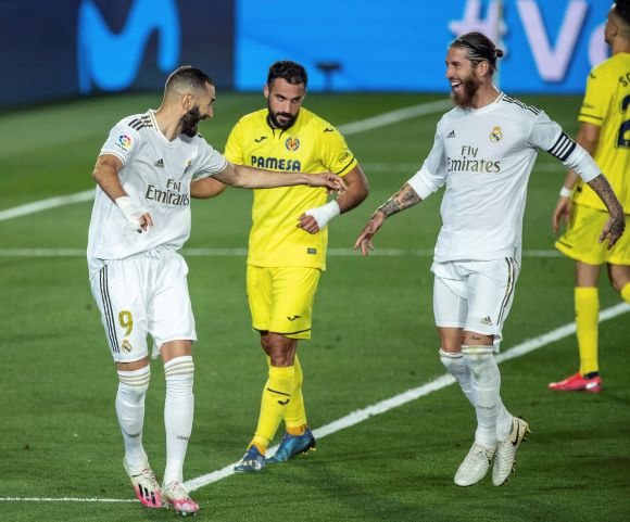 Benzema festaje con Sergio Ramos uno de sus goles. Foto:EFE