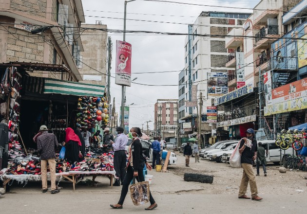 De los 170 millones de africanos que son de clase media, 8 millones podrían terminar en la pobreza. Una calle en Nairobi. Foto / Khadija Farah para The New York Times.