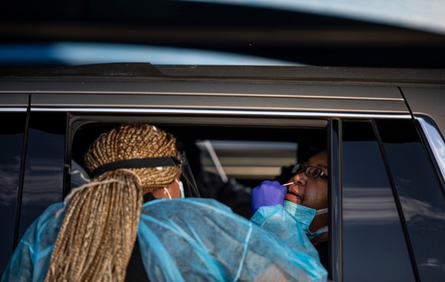 Personal de salud realiza pruebas de coronavirus en un punto de atención desde el automóvil en Phoenix, Arizona. Foto/ Adriana Zehbrauskas/The New York Times