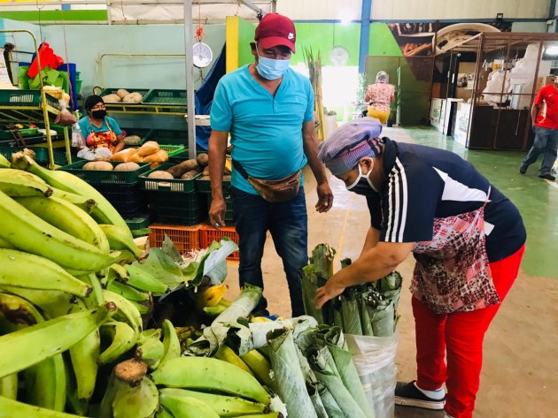 Agricultores del corregimiento de El Cacao en el distrito de Capira, con el apoyo en la movilización y mercadeo de la Dirección Regional del IMA de Panamá Oeste, vendieron sus cosechas de limones criollos, yuca, ñame, otoe, entre otros.