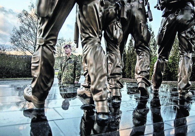 El general Markus Kreitmayr (atrás) ha llamado a la crisis en la unidad de KSK “la fase más difícil de su historia”. Foto / Laetitia Vancon para The New York Times.