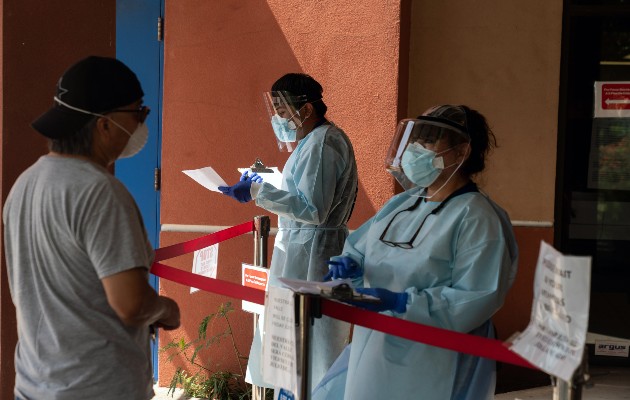 Los pacientes son examinados antes de hacerse la prueba del coronavirus en Nuestra Clínica del Valle en San Juan, Texas. (Ilana Panich-Linsman/The New York Times)
