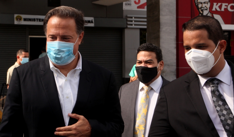 Juan Carlos Varela junto a su abogado Erasmo Muñoz en la Fiscalía Anticorrupción del Ministerio Público. Víctor Arosemena