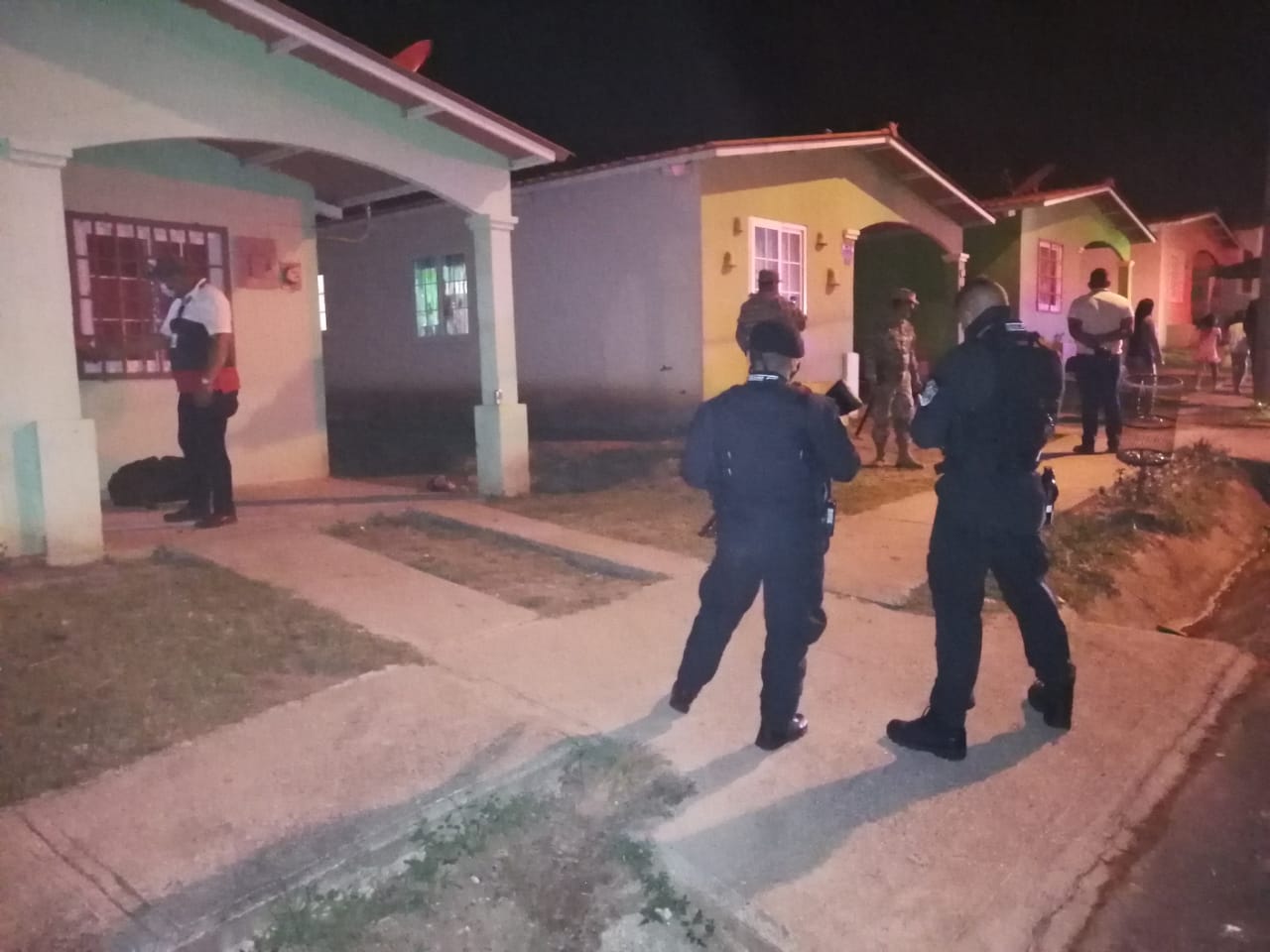 En la barriada Las Praderas, también fueron retenidas ocho personas de las cuales cuatro eran mujeres consumiendo licor en la vía pública frente a una residencia
