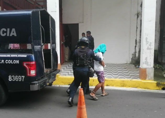 Momentos cuando el joven señalado como partícipe de estos crímenes llega a la audiencia. Fotos: Diómedes Sánchez S. 