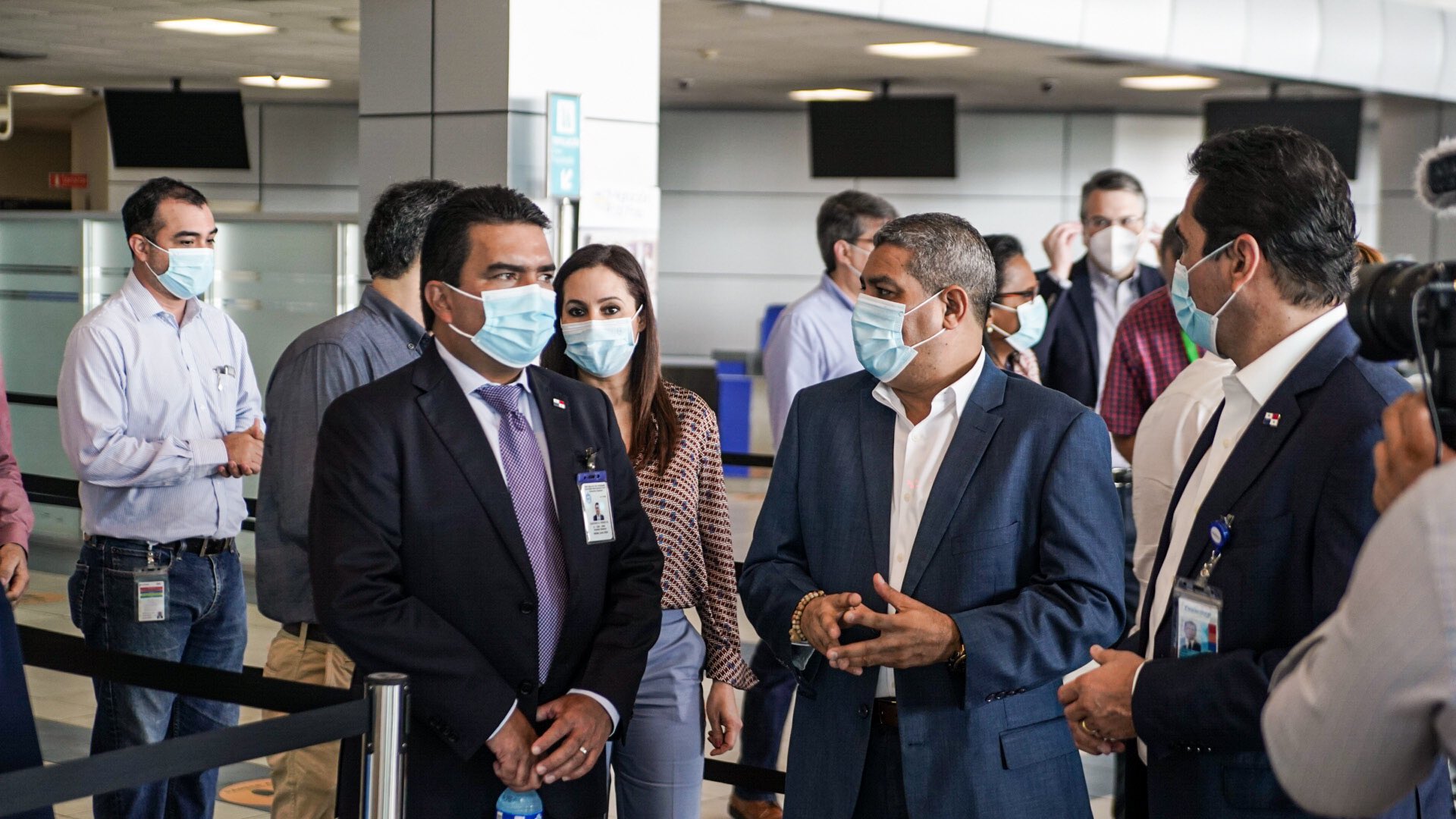 El ministro de Salud, Luis Francisco Sucre, realizó un recorrido por las instalaciones de la terminal aérea.
