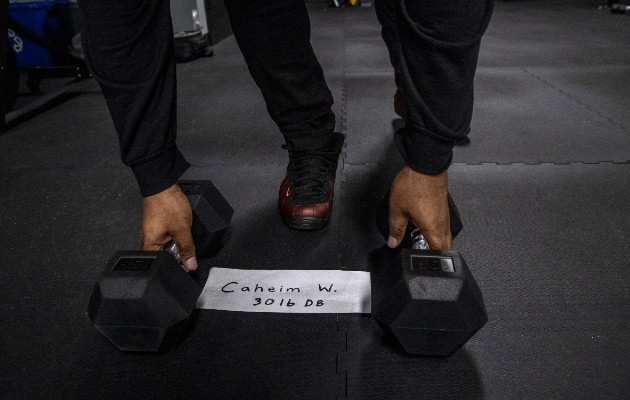 Se disparan ventas de pesas con gimnasios cerrados. Foto / Brittainy Newman/The New York Times.