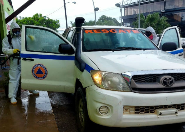 En la limpieza de los autos se aplicó un producto a base de hipoclorito de sodio estabilizado. Fotos: Mayra Madrid.