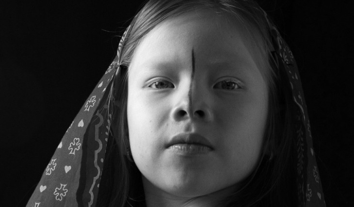 Brenda Hawkins, una niña de la etnia guna. La piel y los ojos de los hijos de la luna, son muy sensibles al sol. Foto: Archivo.