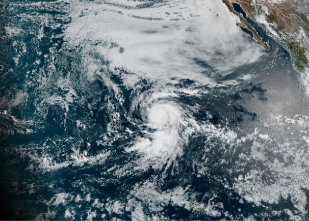 Foto del NHC (EE.UU), donde se muestra la trayectoria del huracán Douglas frente a las costas del pacífico mexicano. Fotos: EFE.