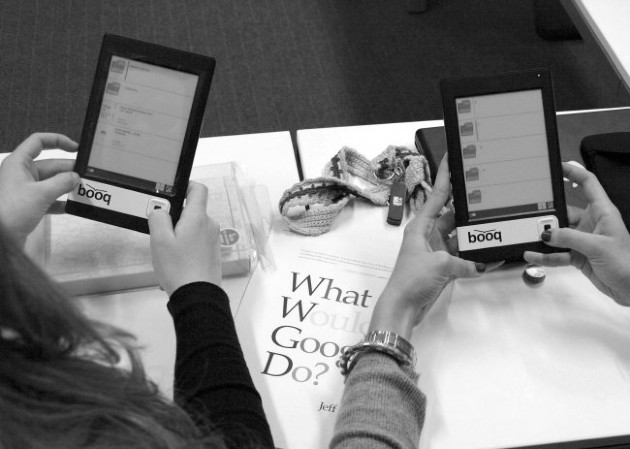 En Google libros, puedes hacer las búsquedas de obras literarias, que guardas electrónicamente, para ir creando tu propia biblioteca digital. Foto: Archivo.