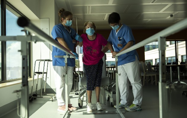 Los pacientes hospitalizados con COVID-19 con frecuencia experimentan debilidad muscular que puede llevar a dificultades para caminar. Foto / Francisco Seco/Associated Press.