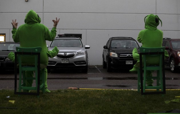 Miembros del Teatro Buntport de Denver presentaron “The Grasshoppers” a personas en autos estacionados. Foto / Rachel Woolf para The New York Times.