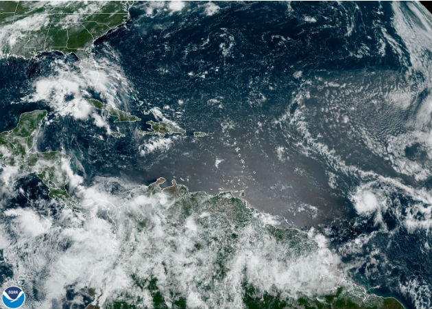 Imagen de la NOAA (EE.UU). con la localización de la tormenta tropical Gonzalo en el Atlántico este miércoles. Fotos: EFE.