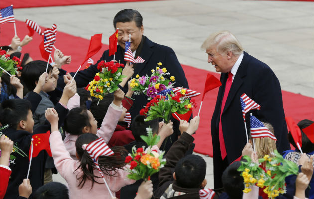 El presidente Trump (d), ha impuesto sanciones sobre el gigante asiático. Fotos: Archivo/Ilustrativa.