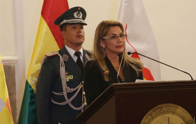 Jeanine Áñez (d), presidenta interina de Bolivia, busca