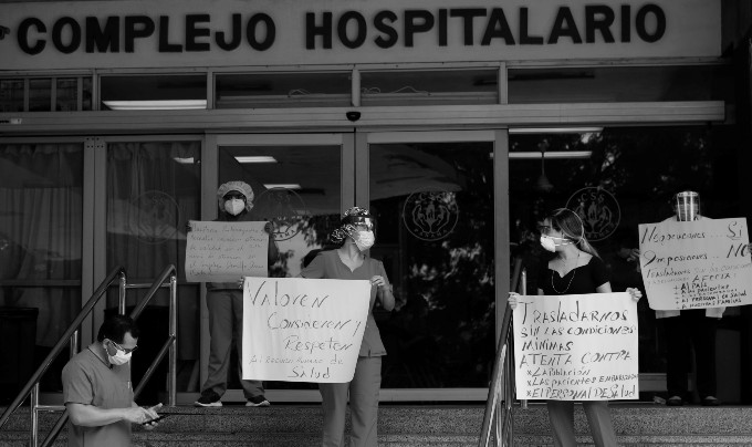 Los médicos y todo el personal que trabaja en el sector salud se quejan de no tener mascarillas ni la protección necesaria para laborar. Foto: EFE.