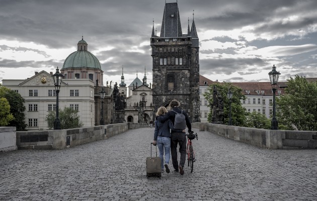 La Unión Europea relajó las restricciones de viaje a visitantes de 15 países el 1 de julio, pero algunos que viven en países excluidos desconocen cuando verán a sus parejas de nuevo. El puente Carlos en Praga. Foto / Laetitia Vancon para The New York Times.