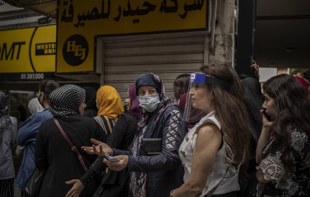 La moneda de Líbano ha colapsado por una “pirámide” del banco central. Una fila para comprar dólares en Beirut. Foto / Diego Ibarra Sánchez para The New York Times.