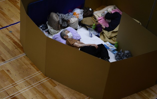 Inundaciones y deslaves cobraron al menos 62 vidas, muchas de ancianos, en Japón. Un refugio en Yatsushiro. Foto / Charly Triballeau/Agence France-Presse — Getty Images.