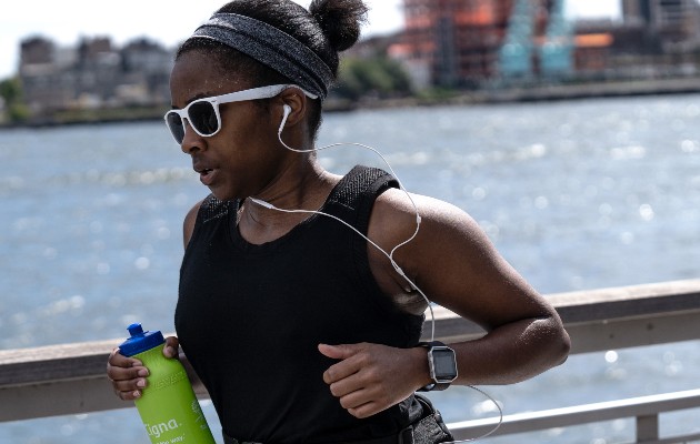 Una corredora se ejercita en el parque East River en Manhattan en 2018. (Jeenah Moon/The New York Times)