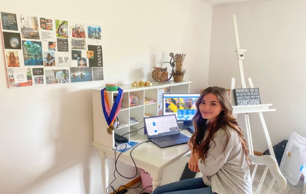  Hannah Derleth, graduada de la Universidad Estatal Ball está de vuelta en casa de su familia trabajando a distancia para Piano in a Flash, una plataforma que ofrece clases de piano en línea. (Vía The New York Times).