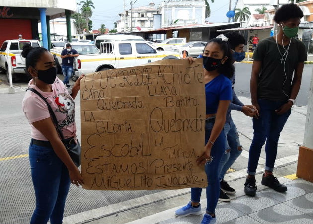 Al mediodía de hoy, los familiares se apostaron afuera del SPA de Colón, donde se efectúa la audiencia de apelación. Fotos: Diómedes Sánchez S. 