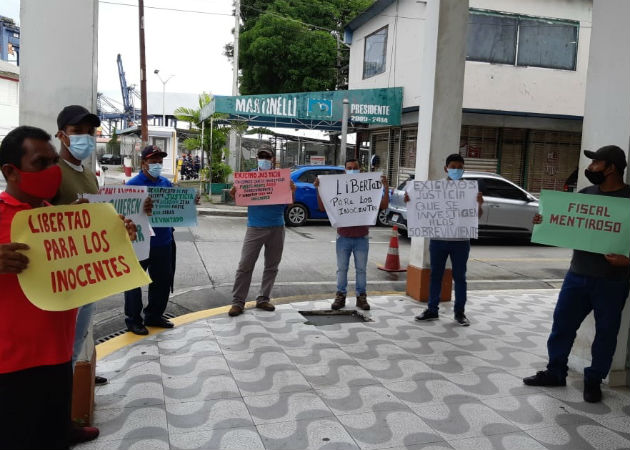 Al mediodía de hoy, los familiares se apostaron afuera del SPA de Colón, donde se efectúa la audiencia de apelación. Fotos: Diómedes Sánchez S. 