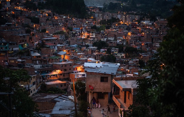 En Medellín, que se considera el Silicon Valley de la región, abundan la pérdida de empleos y el hambre. Foto / Federico Rios para The New York Times.