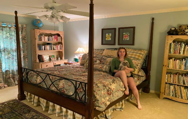 Una fotografía proporcionada por Alex Rose donde aparece en su habitación de la infancia en Austin, Texas. (Alex Rose vía The New York Times)