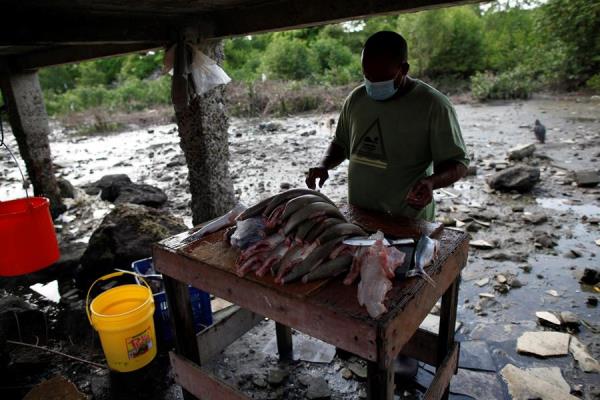 La mayoría de las familias del barrio viven de la pesca artesanal. Foto: EFE