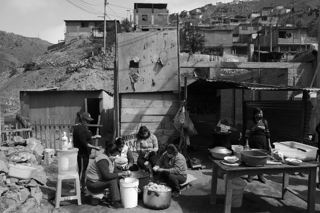 Lo que se dirige a los pobres pasa por una burocracia que consume buena parte y lo que llega al pobre es menos de lo que se le quitó: así es como existe la pobreza, por culpa de la violencia estatal. Foto: EFE.