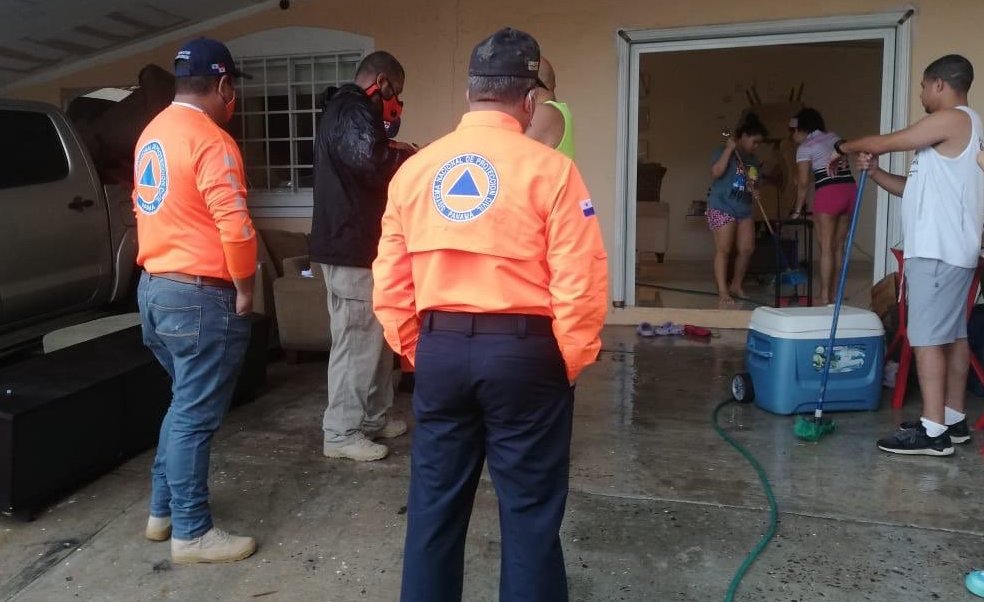 Familia afectada por las inundaciones en Panamá Oeste.