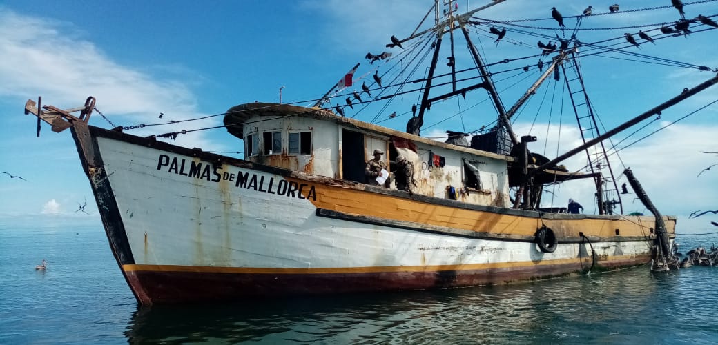 El personal del Servicio Nacional Aeronaval (SENAN), condujo a la embarcación Palma de Mallorca al puerto en Aguadulce, donde le decomisó toda la captura, la misma medida será tomada con las otras tres embarcaciones. Foto/CORTESÍA/SENAN