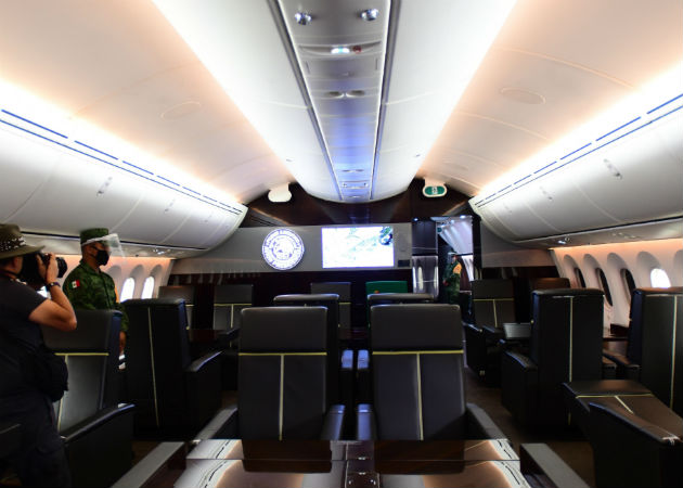 El avión cuenta con una zona VIP, contiene seis mesas, 24 sillas negras de piel reclinables y varias pantallas. Fotos: EFE.