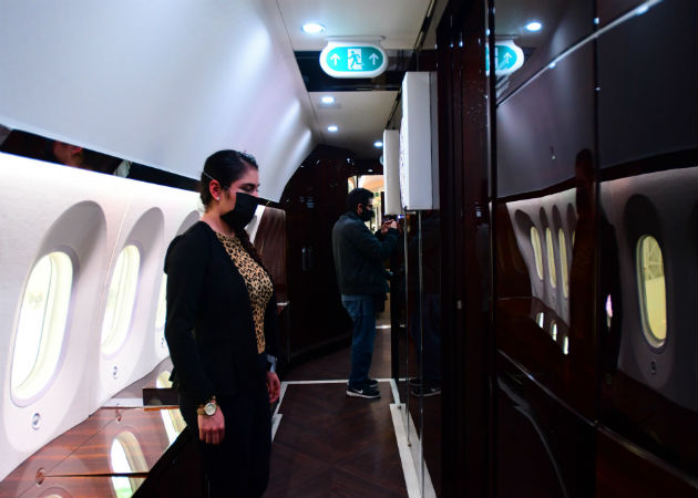 El avión cuenta con una zona VIP, contiene seis mesas, 24 sillas negras de piel reclinables y varias pantallas. Fotos: EFE.