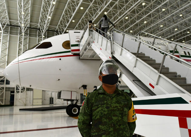 El avión cuenta con una zona VIP, contiene seis mesas, 24 sillas negras de piel reclinables y varias pantallas. Fotos: EFE.
