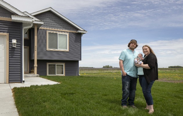 Morgan, Brad y Hudson Laine son la tercera familia en usar un programa de tierra libre en Claremont, Minnesota. Foto / Kevin Miyazaki para The New York Times.