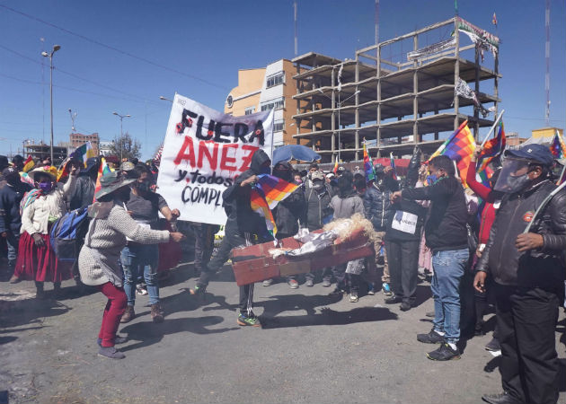 Manifestantes con un muñeco que representa a la presidenta Áñez, durante una marcha este martes, en El Alto (Bolivia). Fotos: EFE.