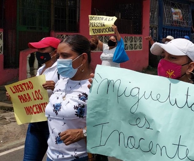 Los familiares y amigos de Miguel Almanza, protestaron cerca de las inmediaciones del Ministerio Público. FOTO/DIOMEDES SÁNCHEZ